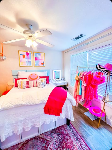 Room inspo💖🪩🦋✨🧡🌈 Preppy Bedroom Big Room, Room Inspo Beachy Preppy, Cute Colorful Room Ideas, Dream Preppy Room, Preppy Room Inspo For Small Room, Preppy Teen Room Ideas Aesthetic, Preppy Girl Bedroom Ideas, Preppy Girl Room Ideas, Teen Preppy Bedroom