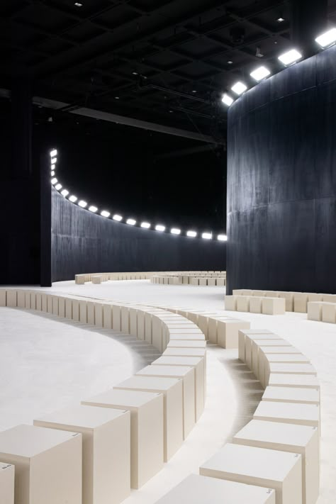 Diesel, Gucci and Blumarine staged their Autumn Winter 2023 collections at Milan Fashion Week. Blue Runway, Exhibition Design Ideas, Fashion Show Design, Catwalk Design, Green Terrazzo, Installation Architecture, Runway Design, Fashion Showroom, Show Design