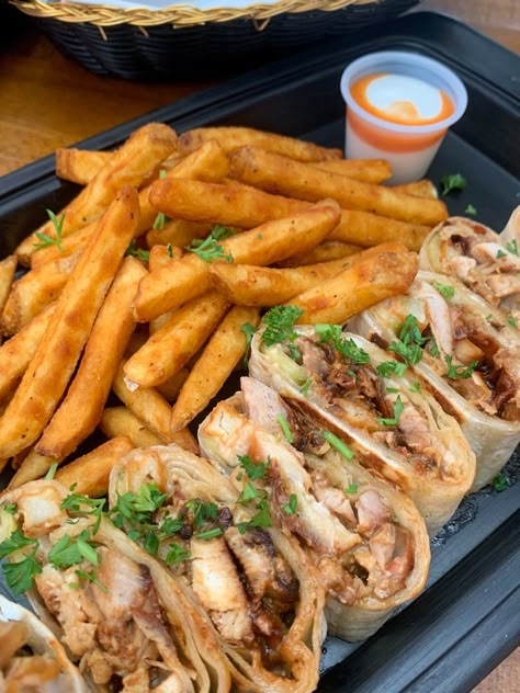 Chicken Shawarma Aesthetic, Sharwama Snap, Shawarma Snap, Shawarma Aesthetic, Shawarma Platter, Food Shawarma, Shawarma Food, Shawarma Chicken, Arab Food