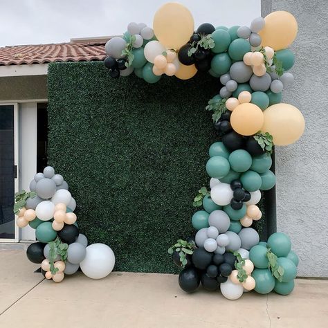 Green Wall Balloon Garland, Balloon Garland Rectangle Backdrop, Green Wall With Balloon Garland, Greenery Balloon Backdrop, Balloons On Greenery Wall, Grass Wall Balloon Garland, Grass Wall With Balloons, Birthday Concept, Hedge Wall