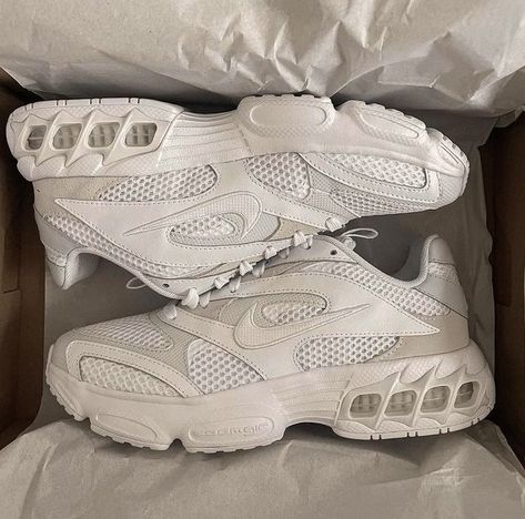 Nike Zoom Air Fire, Nike Zoom Air, Photographie Indie, White Nike Shoes, Trendy Shoes Sneakers, Air Fire, Shoe Inspo, Fresh Feeling, Aesthetic Shoes