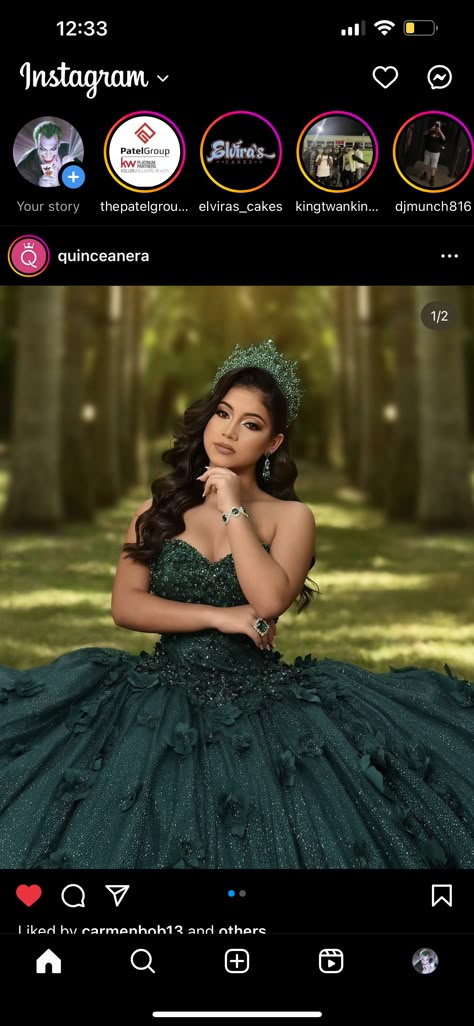 Emerald Green Quinceanera Hairstyles, Quincenera Dresses Forest Green, Dark Green Quinceanera Makeup, Quinceanera Emerald Green Makeup, Emerald Green 15 Makeup, Quince Dresses For Morenitas, Quince Makeup Looks Green, Emerald Quince Makeup, Green Quinceanera Makeup