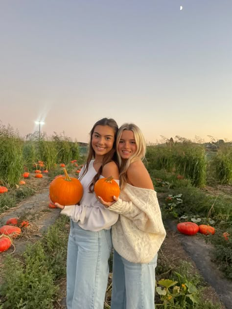 Do With Your Best Friend, Pumpkin Patch Photoshoot, Pumpkin Patch Pictures, Preppy Pics, Fall Friends, Fyp Aesthetic, Friend Pictures Poses, Fun Fall Activities, Curated Home