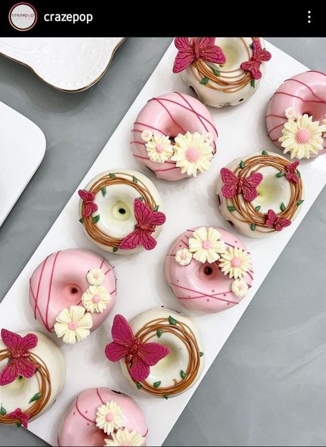 Donat Glaze, Donut Decorating Ideas, Fancy Donuts, Baked Donut, Mini Doughnuts, Donut Decorations, Donut Birthday Parties, Chocolate Covered Treats, Cute Donuts