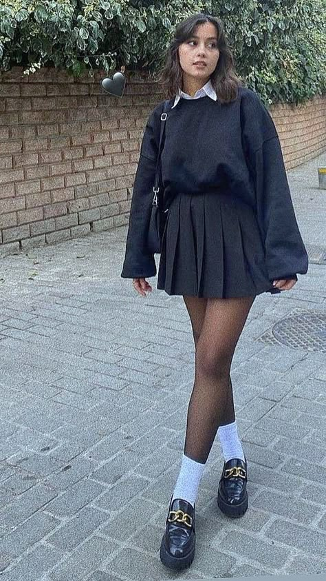 Outfit Black Tights, Black Mini Skirt Outfit Winter, Winter Outfit Skirt, Mini Skirt Outfit Black Women, Mini Skirt Winter Outfit, Skirt Sweater Outfit, Black Satin Skirt Outfit, Black Skirt Outfit Winter, Skirt Outfit Black Women