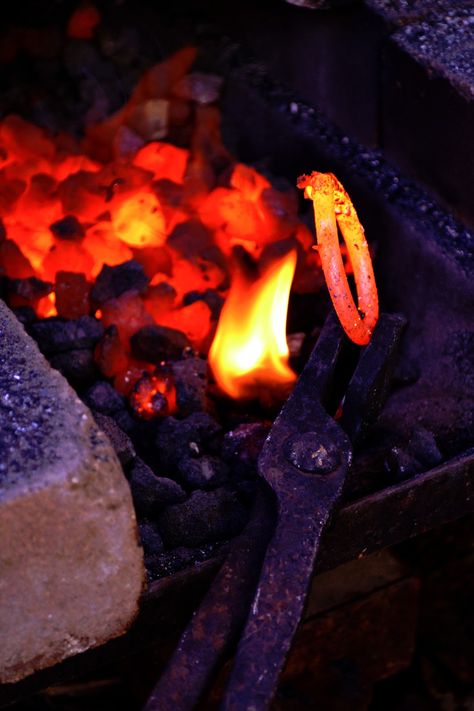 A brief tutorial on making metal loops in a coal forge. Coal Forge, Forging Knives, Blacksmithing Projects, Black Smith, Black Smithing, Welding Tips, Blacksmith Projects, Blacksmith Shop, Horseshoe Crafts