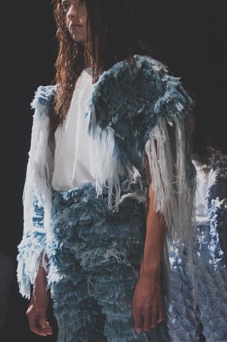 Super frayed denim at Faustine Steinmetz SS15 NYFW. More images here: http://www.dazeddigital.com/fashion/article/21665/1/faustine-steinmetz-ss15 Faustine Steinmetz, Denim Inspiration, Denim Projects, All Jeans, Denim Day, Frayed Denim, Creation Couture, Textiles Fashion, Denim Details