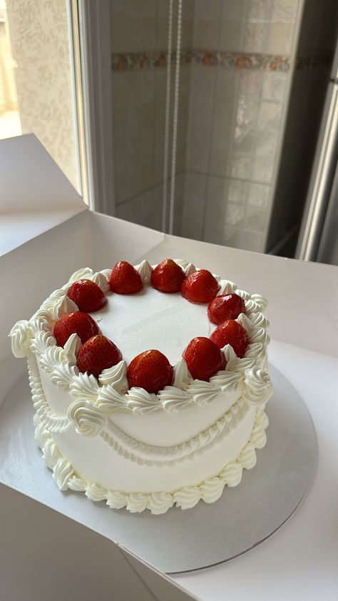 Aesthetic B Day Cake, Strawberry Birthday Cake Aesthetic, Cake Strawberry Aesthetic, Circle Cake Ideas, April Birthday Cake, White Cake Aesthetic, Tres Leches Cake Decoration Ideas, Bday Cakes Aesthetic, Aesthetic Strawberry Cake