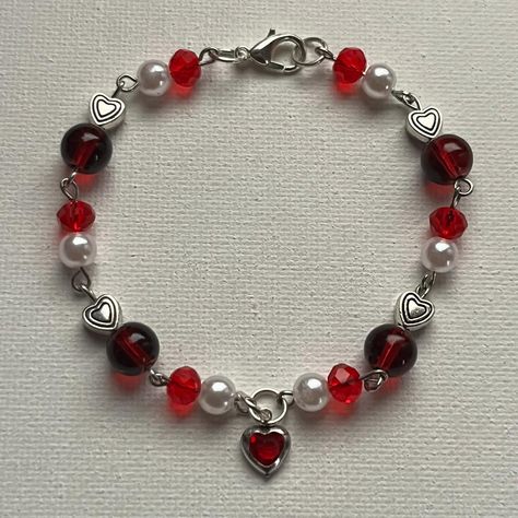 Heart Bracelet Handmade, Red Charm Bracelet, Handmade Red Charm Bracelet, Homemade Charm Bracelets, Red Beads Bracelet, Bracelet Ideas Words, Braclets Ideas Beaded Aesthetic, Red Bracelet Ideas, Heart Jewelry Diy