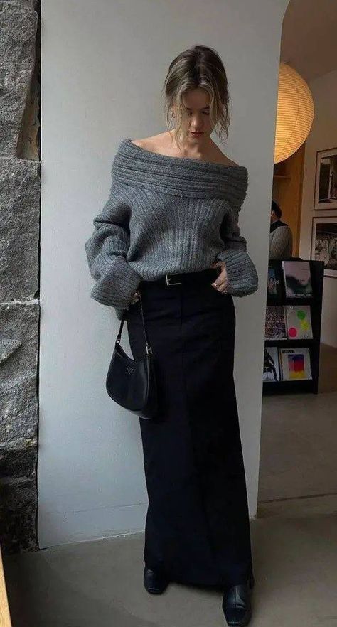 Source Unknown Sweater, Winter 2024 Fashion Trends, Winter 2024 Fashion, 2024 Fashion Trends, Fashion 90s, Winter Skirt Outfit, Chique Outfits, Italy Outfits, 90's Fashion