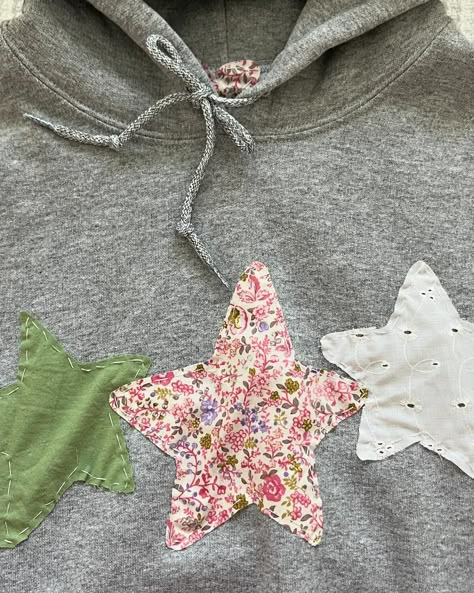 3 stars pink and green sweatshirt! 💗💚💗 Embroided Hoodies Ideas, Diy Star Hoodie, Sweatshirt Patches Diy, Star Patchwork Hoodie, Sewing Sweatshirts Diy, Hoodies With Patches, Sewed Sweatshirt, Embroidered Sweatshirts Diy, Stitch Shirt Ideas