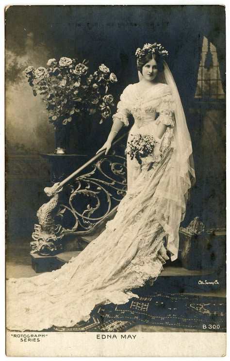 Look Gatsby, Old Wedding Photos, Vintage Wedding Pictures, Victorian Bride, Edwardian Wedding, Vintage Wedding Gowns, Portrait Vintage, Old Wedding, Vintage Wedding Photos