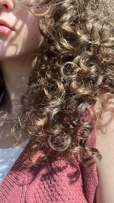 Girls With Curly Hair Aesthetic, Curl Hair Aesthetic, Curly Hair Aesthetic Girl, Curly Hair Girl Aesthetic, Curly Girl Aesthetic, Curly Hairstyles Aesthetic, Aesthetic Curly Hair, Curly Hair Girl, Curly Hair Aesthetic