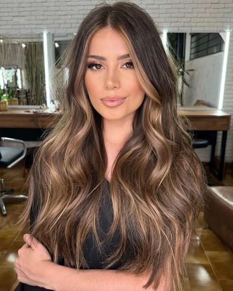 Cómo llevar mechas en 2024 según una peluquera (para rubias y morenas) Balayage Hair Caramel, Honey Brown Hair, Brown Hair Looks, Brown Hair Inspo, Brunette Hair With Highlights, Brown Hair With Blonde Highlights, Brunette Balayage Hair, Honey Blonde Hair, Hair With Highlights