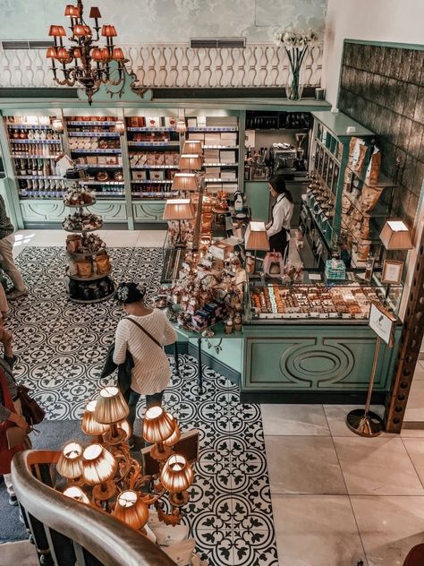 Spanish Style Coffee Shop, Portuguese Restaurant Design, Portuguese Bar, Portuguese Coffee Shop, Portuguese Interior, Deli Ideas, Lello Bookstore Portugal, Japanese Restaurant Design, Flower Shop Design