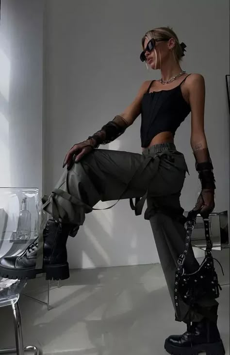 How to Get Tomboy Femme Style - TikTok Trend Watch 2024 Techno Inspired Outfit, Rave 2024 Outfits, Techno Style Outfit, Techno Aesthetic Outfit, Rave Looks Outfit, Raves Outfit, Futuristic Outfit Ideas, Techno Outfit Rave, Look Techno