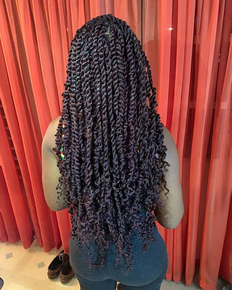 Ｌｏｃｓ  ｏｆ  Ｌｏｖｅ on Instagram: “Beautiful Juicy Twists!! 💅🏽 . Style: 𝓟𝓪𝓼𝓼𝓲𝓸𝓷 𝓣𝔀𝓲𝓼𝓽𝓼 Color: 99J” 99j Knotless Braids, Passion Twists With Curls, Juicy Twists, Color Locs, Spring Twist Hair, Braids Knotless, Passion Twists, Box Braid Wig, Braided Hairstyles For Black Women