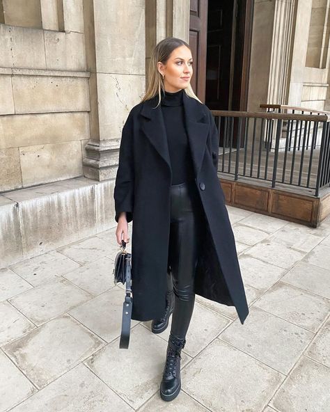 Black Coat Outfit Winter, Long Black Coat Outfit, Black Coat Outfit, City Break Outfit, Winter Coat Outfits, Ny Outfits, Cold Outfits, Mode Casual, Paris Outfits