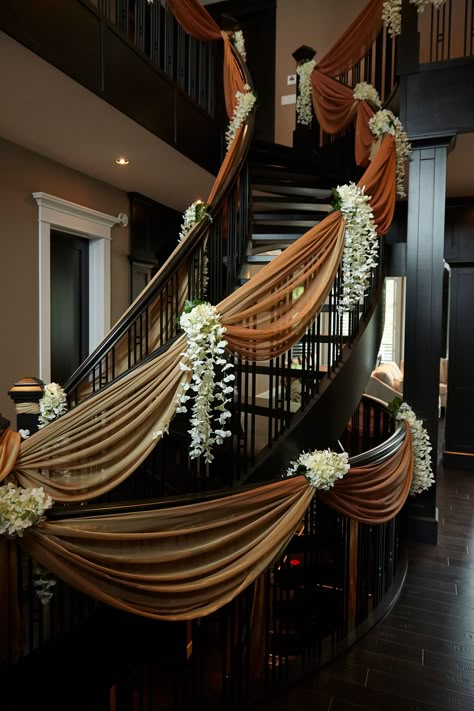 Wedding House Decorations Stairs, Staircase Design For Wedding, Wedding Decor At Home Indian, Staircase Event Decor, South Wedding Decorations, Indian Wedding Home Decorations, Decorated Stairs For Wedding, House Shadi Decoration, Punjabi Wedding Home Decor