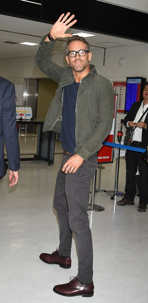 Ryan Reynolds Is The New King Of Airport StyleEsquire Uk Ryan Reynolds Style, Grey Chinos Men, Chinos Men Outfit, Suede Jacket Outfit, Green Suede Jacket, Travel Airport, Grey Chinos, Mens Fashion Smart, New King