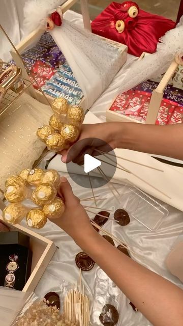 How To Gift Chocolates, Money And Chocolate Gift Ideas, Diy Chocolate Gift Basket, Chocolate Taal, How To Wrap Candy Gifts, Craft Gift Box Ideas, Christmas Gift Bouquet Ideas, Gift Stacking Ideas, Diy Chocolate Gift Box Ideas