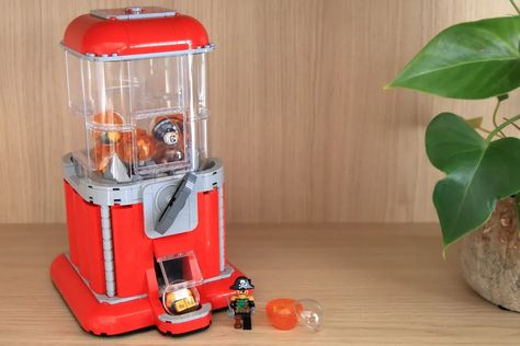 Do you need a minifigure, but don't know which one?Try your luck and spin this gumball machine to find out which one you'll get!This working model is ... Mini Crafts, Delorean Time Machine, Toy Machine, Lego Store, Machining Projects, Lego News, Mini Craft, Gumball Machine, Chewing Gum