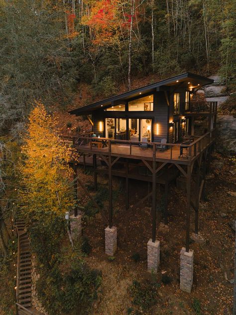 Surrounded by Wilderness, River Rock Treehouse With Open Loft has Wrap-Around Deck Tree House On Stilts, River House On Stilts, Cabin On A Hill, Stilts Architecture, House Near River, Houses On Stilts, Fun Architecture, Cabin On Stilts, House On Stilt