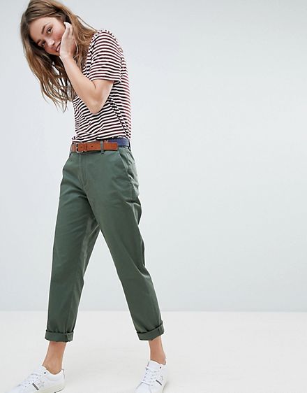 Chinos Outfits For Women, Chino Women Outfit Casual, Chinos Women Outfit, Red High Waisted Pants, Chino Pants Women, Mens Dress Outfits, Looks Jeans, Womens Chinos, Chinos Style