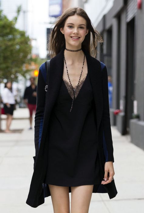 4 New Ways to Wear the Choker Necklace  - ELLE.com Choker Necklace Outfit, Choker Outfit, Hippy Chic, Office Outfit, Black Choker, Choker Style, Fashion 101, Beauty Clothes, 2016 Fashion