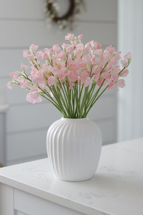 Flower Display Ideas Home Decor, Hygge Vase, White Flowers Vase, White Vase With Flowers, Floral Vase Arrangements, Disney Inspired Nursery, White Flower Vase, Vases With Flowers, Beautiful Flower Vase