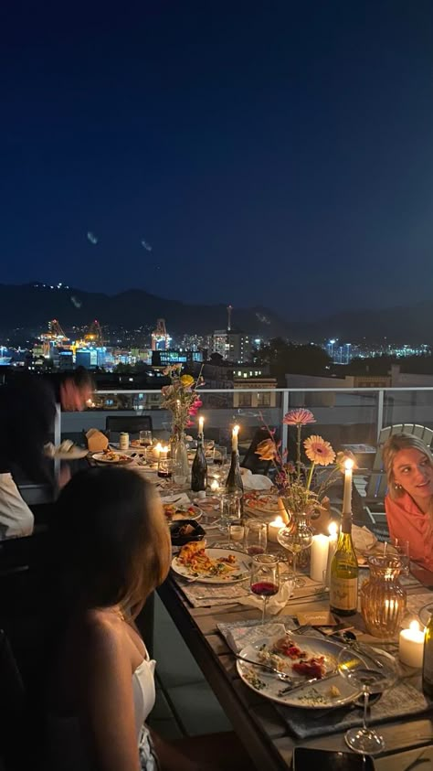 Rooftop Summer Party, Rooftop Dinner Aesthetic, Rooftop Party Night, Birthday Hangout Ideas, Rooftop Birthday Party Ideas, Rooftop Party Aesthetic, Small Party Aesthetic, Roof Top Dinner, Outside Dinner Party