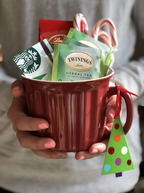 Tea Set Gift Basket Ideas, Tea Teacher Gift, Christmas Coffee Gifts Ideas, Christmas Gifts In A Mug, Christmas Present Teacher, Christmas Tea Gift Ideas, Tea Gift Box Ideas Diy, Gift In A Mug Ideas, Tea Christmas Gifts