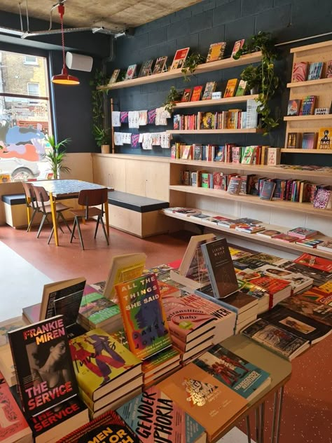 Small Bookstores Ideas, Bookshop Cafe Interior Design, Bookshop Ideas Design, Independent Bookstore Design, Bookstore Table Display, Bookstore Setup, Bookshop Cafe Design, Bookshop Interior Design, Bookstore Cafe Design