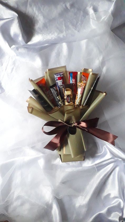 Chocolate Bouquet Aesthetic, Bouquet Ideas For Men, Bucket Jajan, Chocolate Bouquet Ideas Creative, Bunch Of Chocolates, Men Bouquet, Beef Jerky Bouquet, Business Gift Baskets, Easter Marshmallow