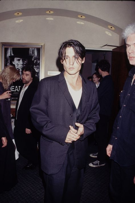 Johnny Depp's grunge style in 14 vintage photographs | Vogue Paris Hommes Grunge, 90s Johnny Depp, Johnny Depp And Winona, John Depp, جوني ديب, Johnny Depp Style, Kaptan Jack Sparrow, 90s Actors, Young Johnny Depp