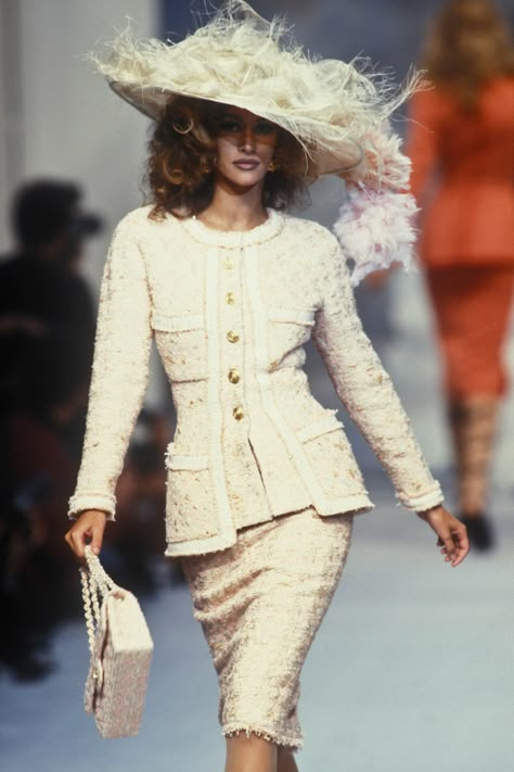 Beauty And Fashion Vintage Chanel Runway, 90s Chanel, Yasmeen Ghauri, 90s Runway Fashion, Chanel Runway, Mode Chanel, Runway Fashion Couture, 90s Runway, Chanel Jacket