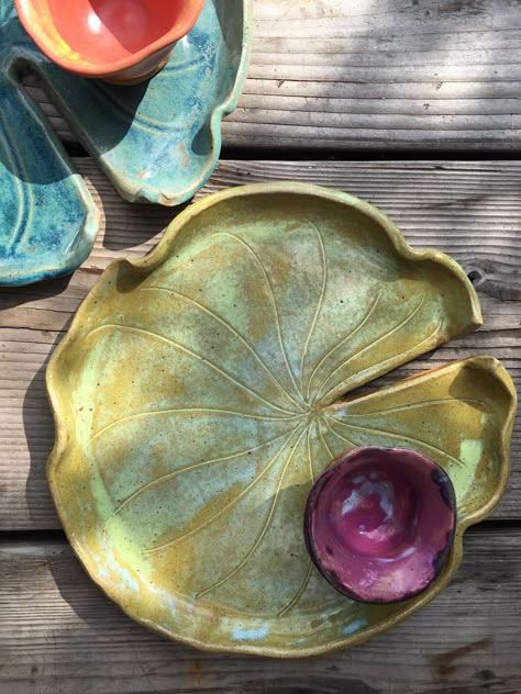 Lily Pad Ceramic Bowl, Lily Pad Jewelry Dish, Air Dry Clay Lily Pad, Lily Pad Pottery, Ceramic Lily Pad, Cute Clay Bowls, Ceramic Flower Bowl, Clay Lily Pad, Clay Plate Ideas