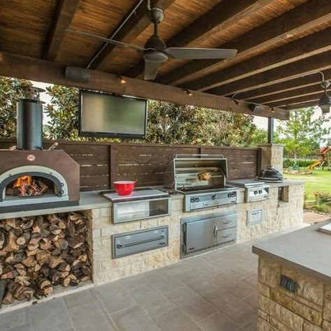 How to Plan an Outdoor Kitchen Backyard Kitchens, Design Per Patio, Rustic Outdoor Kitchens, Outdoor Kitchen Countertops, Outside Kitchen, Outdoor Kitchen Appliances, Outdoor Kitchen Plans, Kitchen Design Layout, Outdoor Kitchen Design Layout