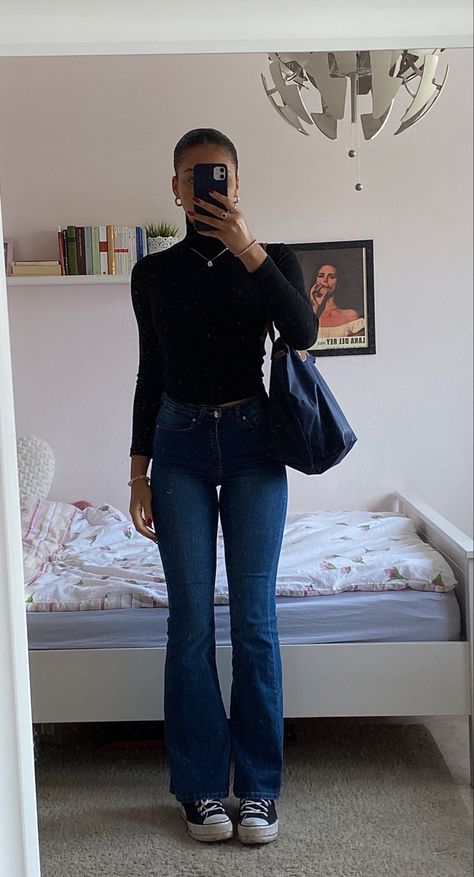 Blue Flare Jeans Outfit, Dark Blue Flared Jeans, Flare Jeans Outfit Winter, Flared Jeans Outfit Fall, Dark Blue Jeans Outfit, Flair Jeans Outfit, Dark Jeans Outfit, Dark Flare Jeans, Flare Jean Outfit