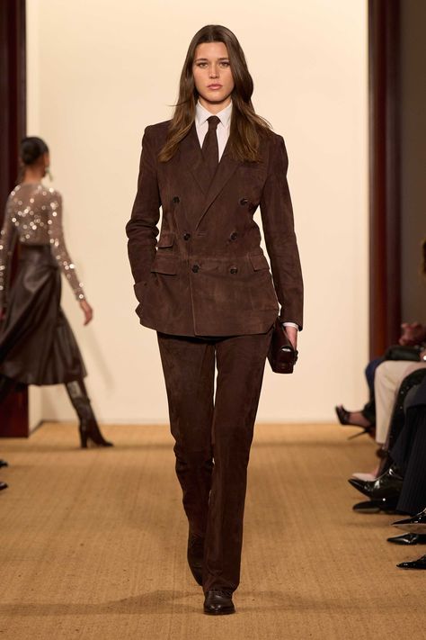 Ralph Lauren Fall 2024 Ready-to-Wear https://www.vogue.com/fashion-shows/fall-2024-ready-to-wear/ralph-lauren/slideshow/collection#27 Ralph Lauren Runway 90s, Ralph Lauren 90s Runway, Ralph Lauren Winter Outfits, Beige Suits Women, Ralph Lauren 2024, Ralph Lauren Couture, Ralph Lauren Style Women, Ralph Lauren Runway, 90s Minimalism