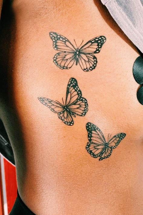 Far Tattoo, Side Hip Tattoos, Borboleta Tattoo, Underboob Tattoo Designs, Butterfly Tattoos On Arm, Hand Tattoos For Girls, Cute Hand Tattoos, Butterfly Tattoos For Women, Petite Tattoos