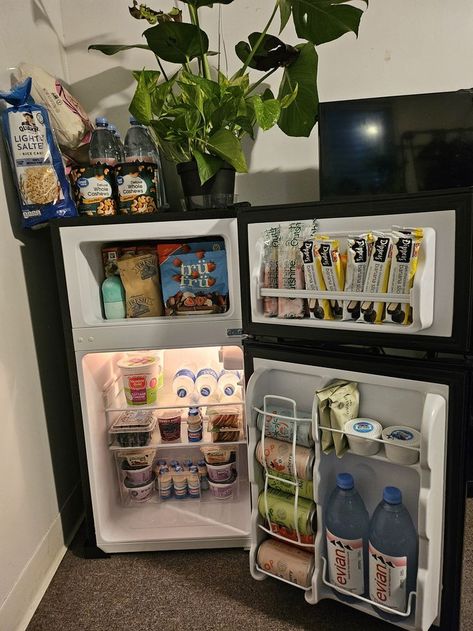 Cute Dorm Set Up, College Breakfast Ideas Dorm Room, Mini Fridge Under Dorm Bed, Dorm Mini Fridge Organization, Healthy College Snacks Dorm Food Mini Fridge, Uo X Pinterest Back To College, Cute Dorm Kitchen, College Fridge Organization, College Dorm Fridge Organization