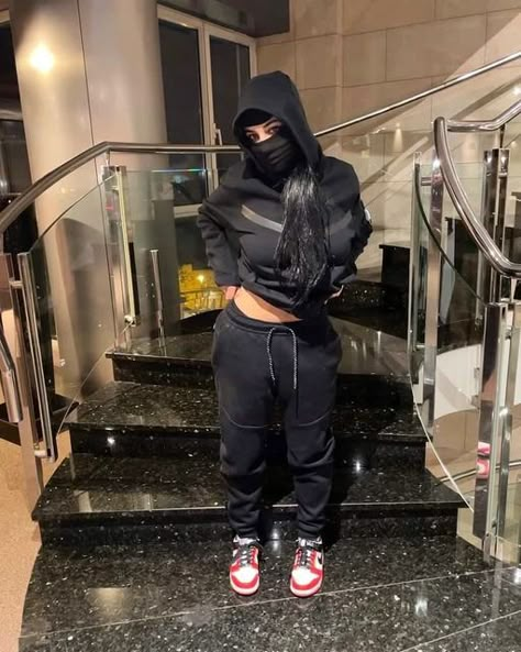 Uk Drip Outfits Women, Female Roadman Style, Drip Women Outfits, Gangster Girl Aesthetic Outfits, Uk Drip Girl, Gangster Girl Outfit, Female Drip Outfits, Chica Drip, Female Gangster Outfit