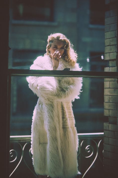 The Victoria's Secret Angel wears a fur coat Guy Aroch, Martha Hunt, Breakfast At Tiffany's, Look Retro, Foto Tips, I'm With The Band, Mode Inspo, 인물 사진, 가을 패션