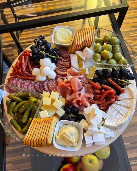 Amazing Food Platters, Charcuterie Board Ideas, Party Food Buffet, Catering Ideas Food, Charcuterie Inspiration, Party Food Platters, Cold Cuts, Charcuterie Recipes, Cheese Boards