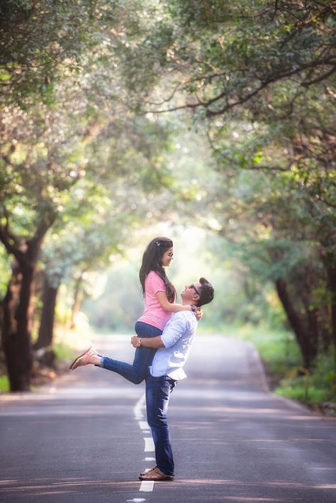 Pre Wedding Background Hd, Pre Weeding Pose Photography Studio, Weeding Pose Photography, Couple Stills, Sari Photoshoot, Mehendi Photography, Studio Wedding Photography, Marriage Photo, Pre Wedding Photoshoot Props