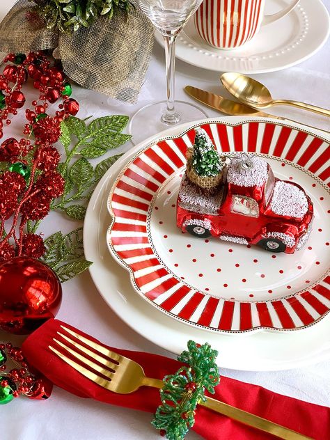 Christmas Dinnerware Sets Holidays, Classic Christmas Table Decor, Christmas Plate Ideas, Christmas Round Table, Vintage Christmas Table Settings, Tablescape Holiday, Christmas Table Settings Ideas, Elegant Christmas Table, Christmas Dinnerware Sets