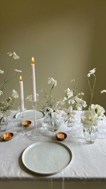 White Table Cloth Dinner Party, Clean Party Aesthetic, Dinner For Two Table Setting Romantic, Flowers For Dinner Table, Table For Two Setting, Wedding Dinner Set Up, Simple Dinner Party Table Decor, Romantic Dinner Party Decor, Simple Dinner Table Setting