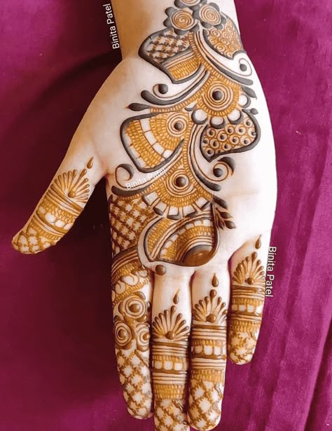 Siders Mehendi, Stylish Back Hand Mehndi, Henna Design Tutorial, Henna Arabic, Bridal Henna Design, Back Hand Mehndi Design, Beautiful Mehndi Designs, Hand Mehndi Designs, Back Hand Mehndi