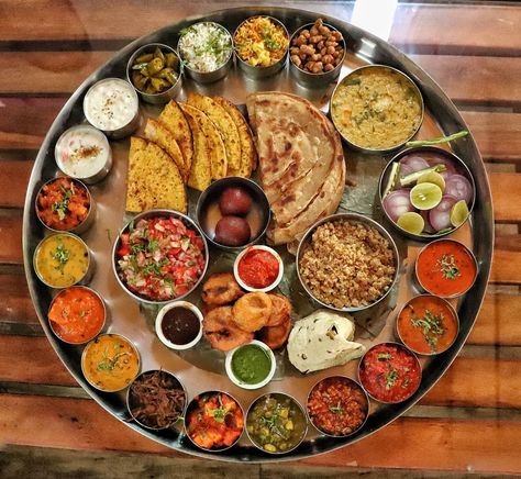 This enormous thali includes more than 25 dishes apart from the two drinks that are served along. The thali is called the 'Muturam Maha… Food Recipes In Hindi, Healthy Dinner Recipes Indian, Lunch Recipes Indian, Indian Dinner Recipes, Chicken Recipe Air Fryer, Marathi Culture, Indian Food Photography, Indian Thali, Desi Street Food